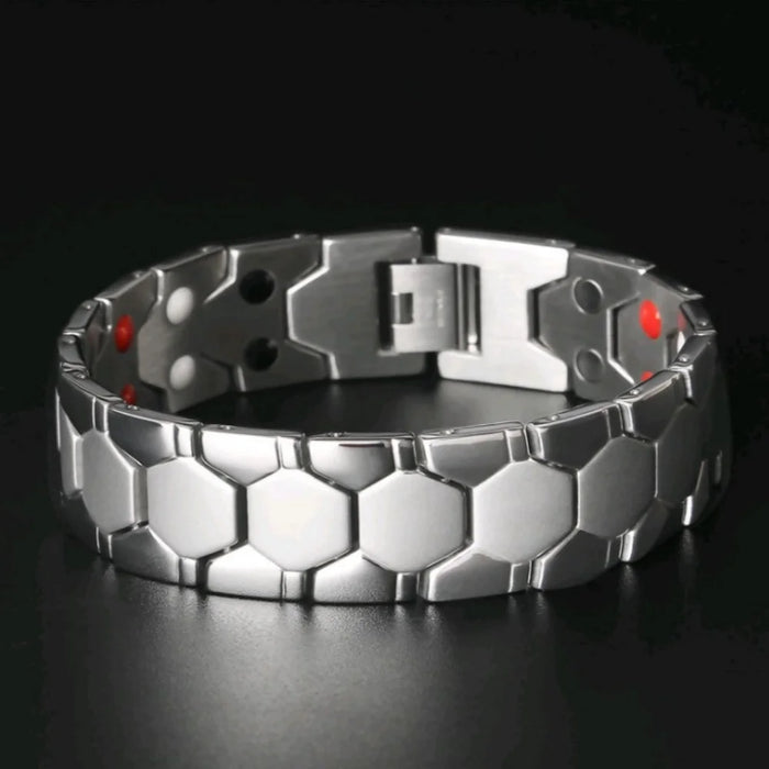 Pulsera magnética elegante sobre fondo neutro color de plata