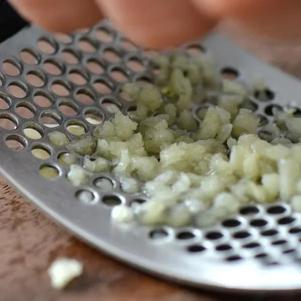 Prensa de alta calidad para ajo y jengibre 3 en 1 con cepillo de limpieza | BronKitchen©