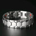 Pulsera magnética elegante sobre fondo neutro color de plata