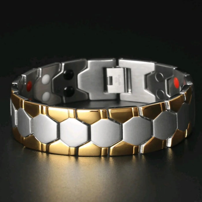 Pulsera magnética elegante sobre fondo neutro color de dos tonos 
