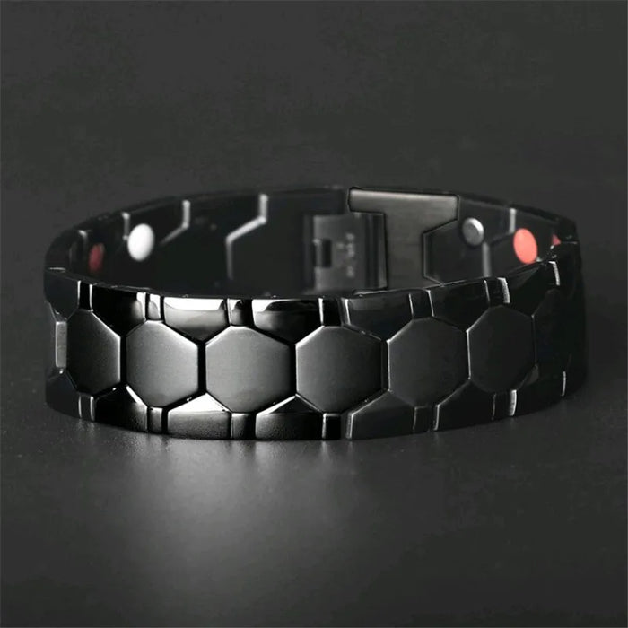 Pulsera magnética elegante sobre fondo neutro color negro