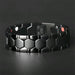 Pulsera magnética elegante sobre fondo neutro color negro